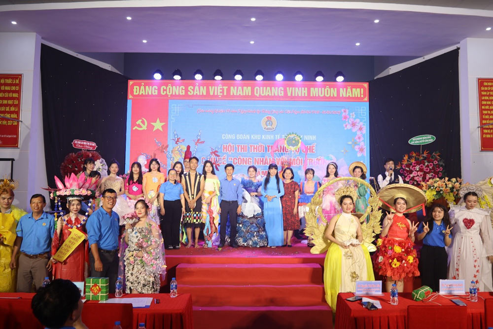 Teams participating in the DIY Fashion Contest with the theme "Workers and the environment". Photo: Phuong Dung