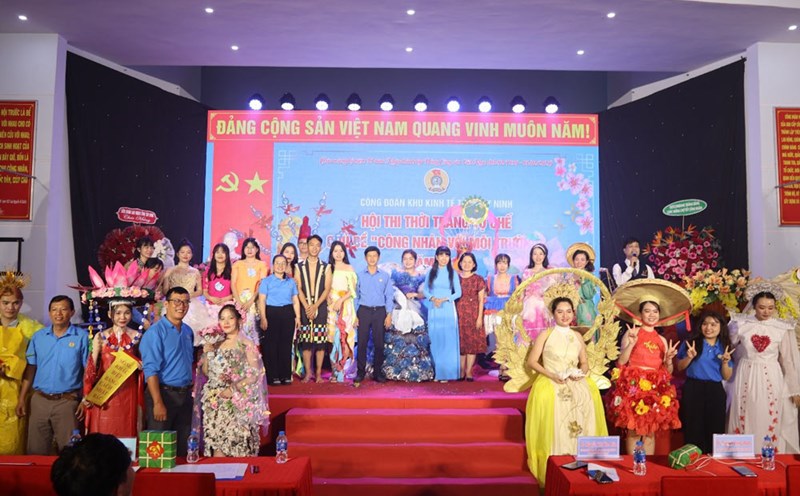 Teams participating in the DIY Fashion Contest with the theme "Workers and the environment". Photo: Phuong Dung