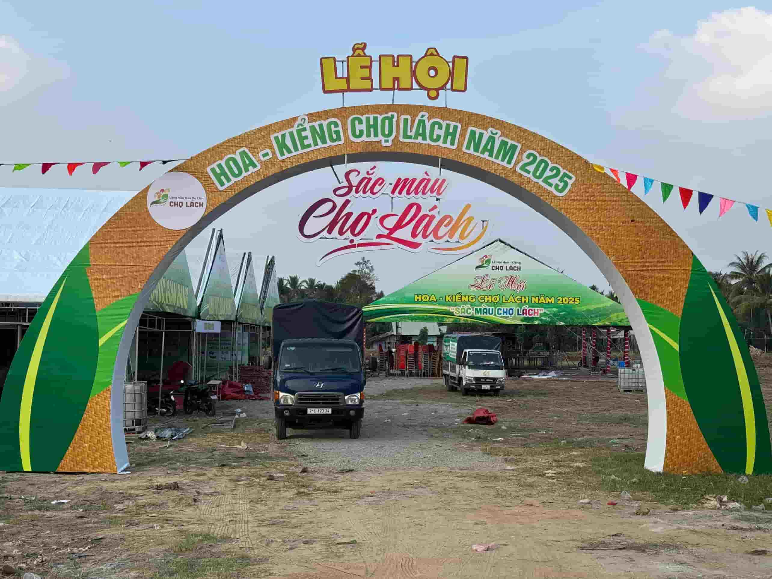 Completing preparations for the Cho Lach flower festival. Photo: Hoang Loc