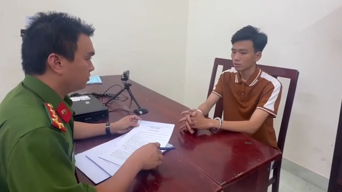 Police arrested two young men for robbery in Ho Chi Minh City.