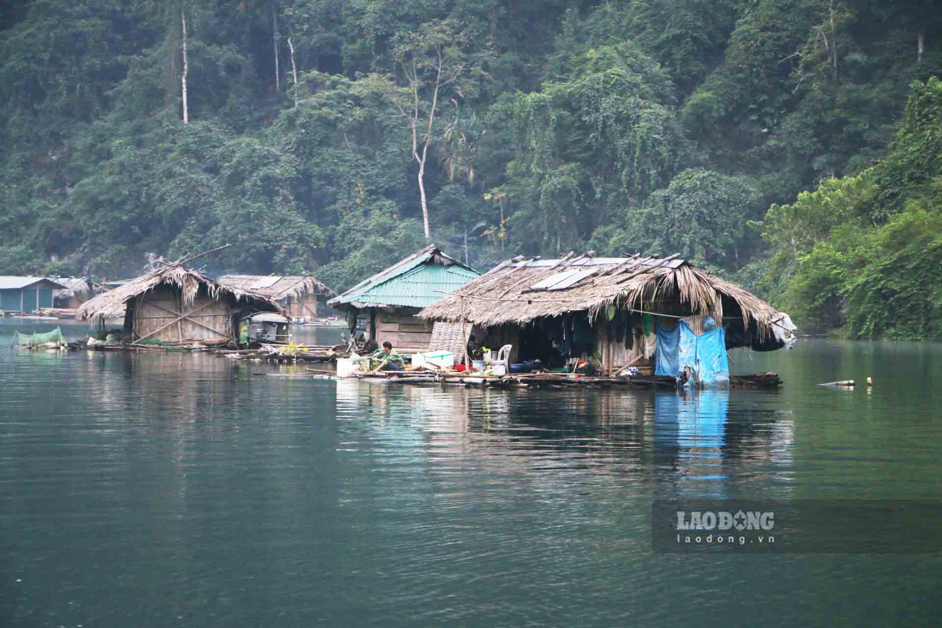 Floating villages make a living on the Tuyen Quang hydroelectric reservoir. Photo: Viet Bac.