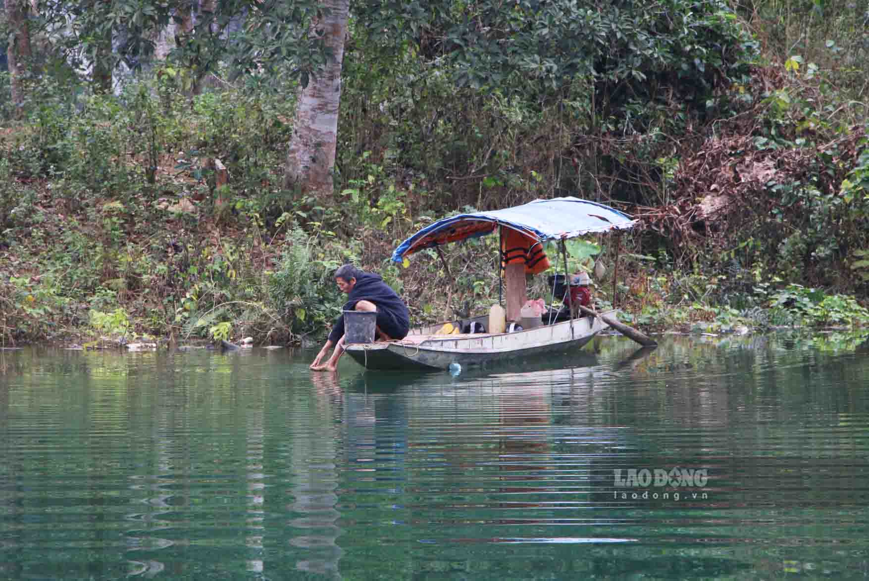 Chiec thuyen nho la cong cu muu sinh, chai luoi tren long ho thuy dien Tuyen Quang cua nhieu ho dan. Anh: Viet Bac.