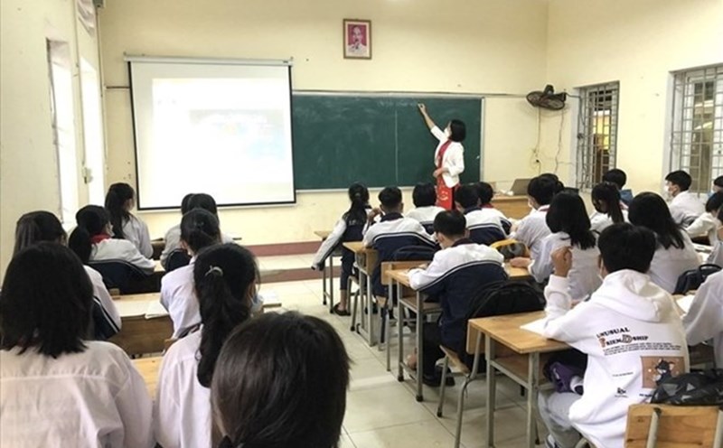 Teachers who teach extra classes outside of school must report to the principal. Photo: Van Trang