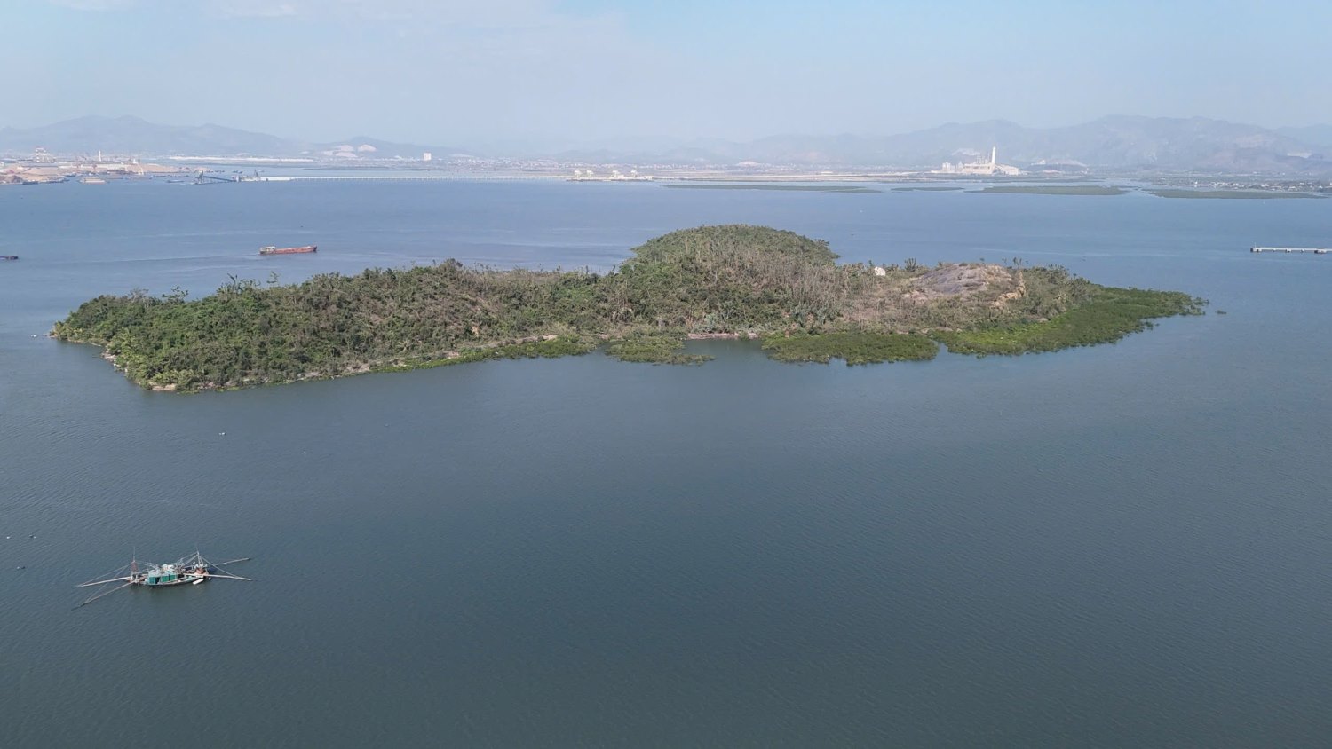 Cua Luc Bay - the new connection center of Ha Long City. Photo: Nguyen Hung
