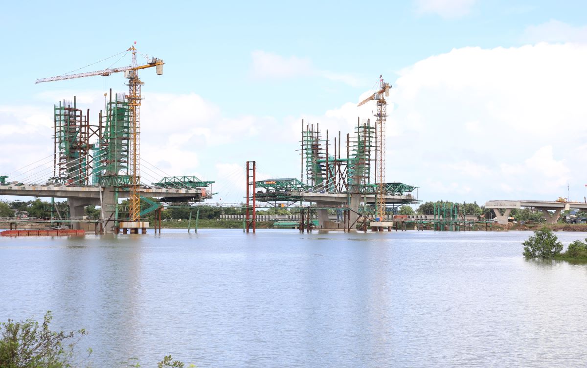 Units and localities in Quang Tri are making efforts to disburse public investment capital. In the photo is the bridge project under construction of the coastal road connecting the East-West economic corridor. Photo: Hung Tho