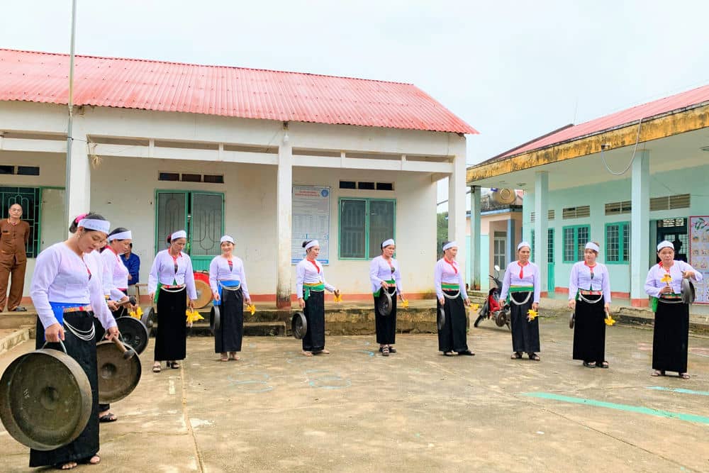 Phu nu Muong trong trang phuc truyen thong tap danh chieng. Anh: Thanh Tuan 