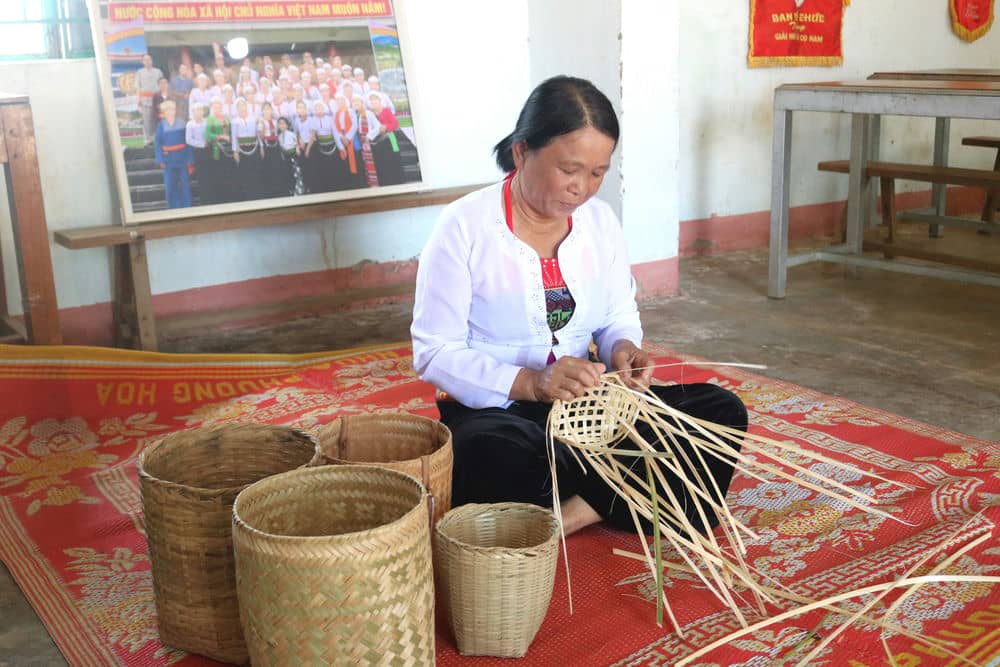 Phu nu Muong can man dan lat. Anh: Thanh Tuan 