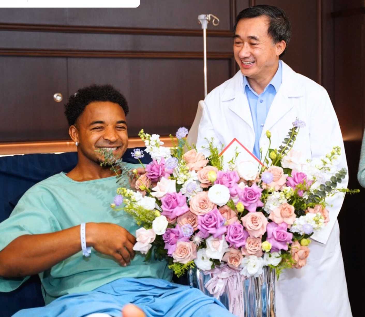 Deputy Minister of Health Tran Van Thuan visited striker Xuan Son on January 7. Photo: BVCC