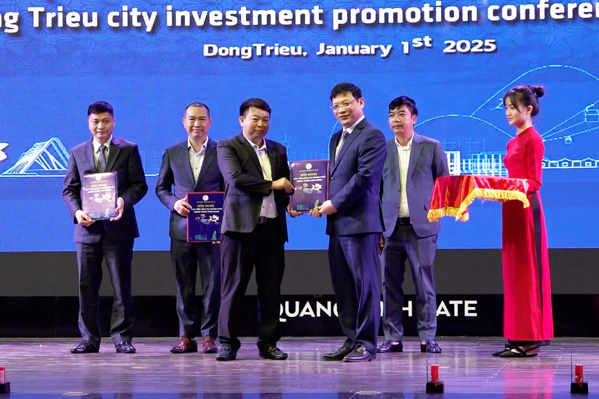 Mr. Nghiem Xuan Cuong, Vice Chairman of Quang Ninh Provincial People's Committee, awarded investment decisions to projects in Dong Trieu City. Photo: Doan Hung