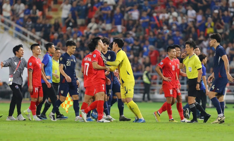 The Thai team is not satisfied with the unfair play of Supachok and the Thai team. Photo: Thanh Vu
