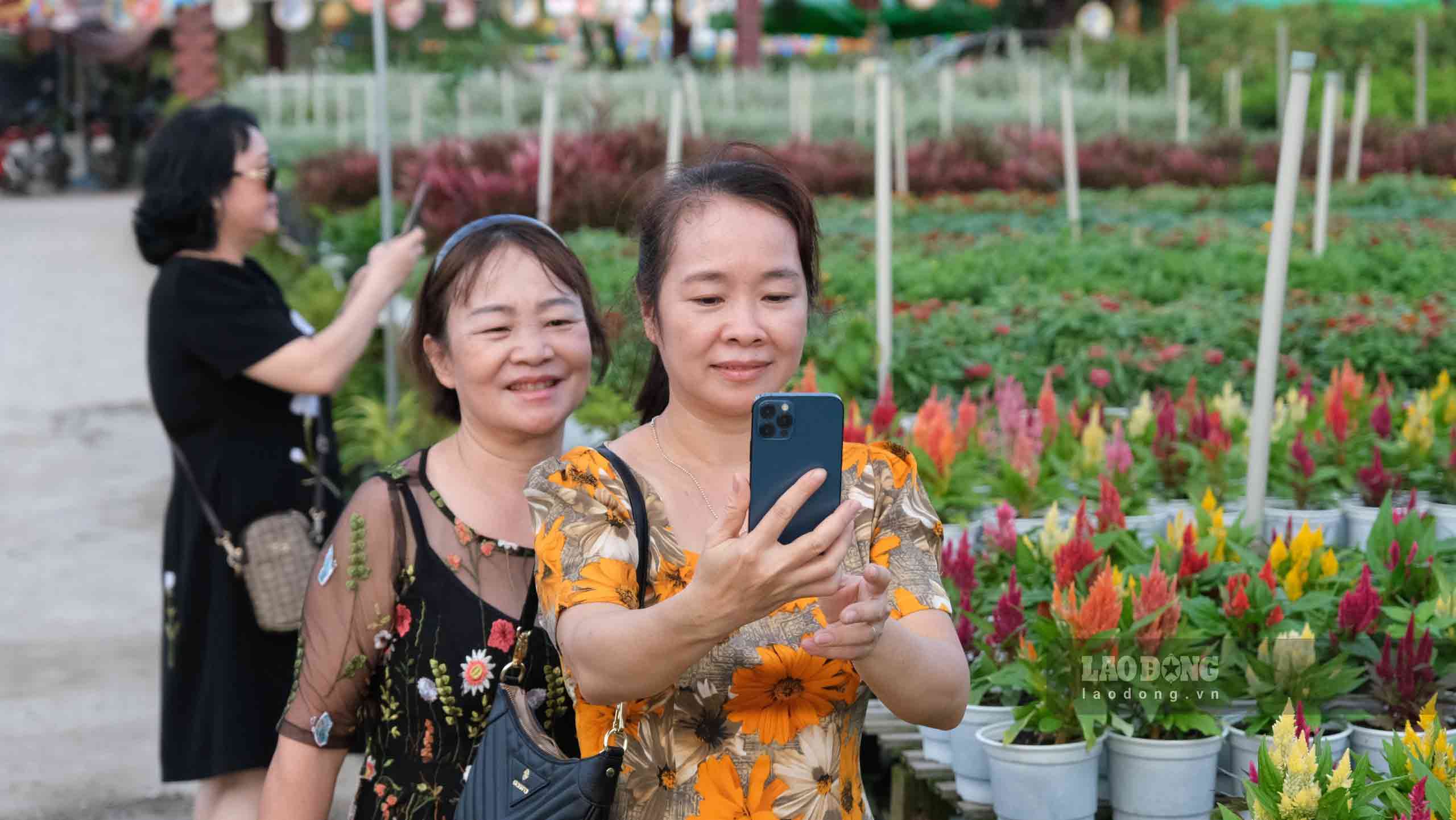 Khach du xuan Lang hoa Sa Dec nhung dip Tet. Anh: Phong Linh.