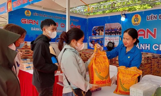 Công nhân lao động nhận quà tại Gian hàng 0 đồng do LĐLĐ tỉnh Bắc Giang tổ chức, thời điểm tháng 10.2024. Ảnh: LĐLĐ tỉnh Bắc Giang