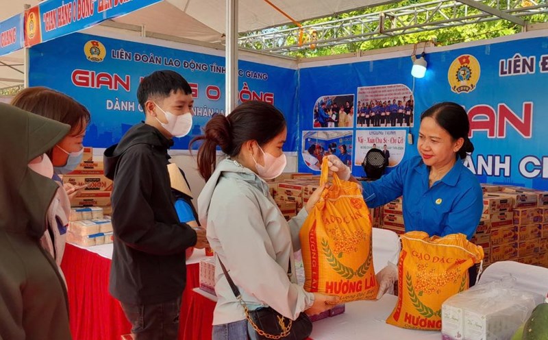 Workers receive gifts at the 0 VND booth organized by the Bac Giang Provincial Labor Federation in October 2024. Photo: Bac Giang Provincial Labor Federation