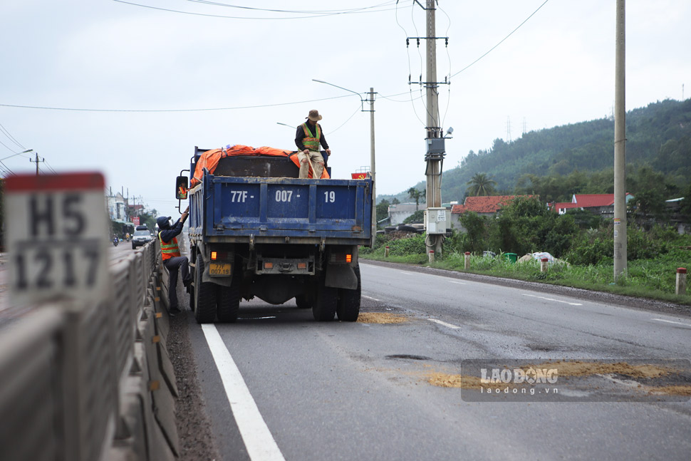 Don vi thi cong xuc vat lieu cap phoi trut xuong vi tri o ga de va tam. Anh: Hoai Luan