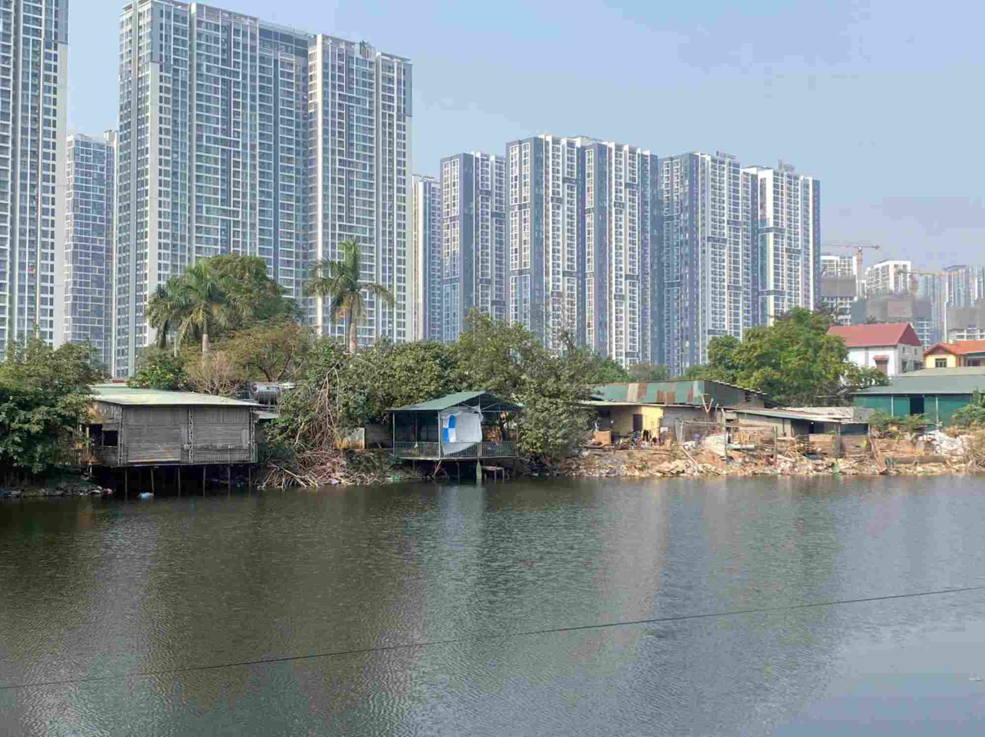 Hồ Tây Mỗ bị lấn chiếm thời gian qua. Ảnh: Nhóm Phóng viên