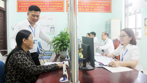 Người dân đến làm thủ tục hành chính ở bộ phận một cửa tại tỉnh Bắc Giang. Ảnh: Cổng thông tin Bắc Giang