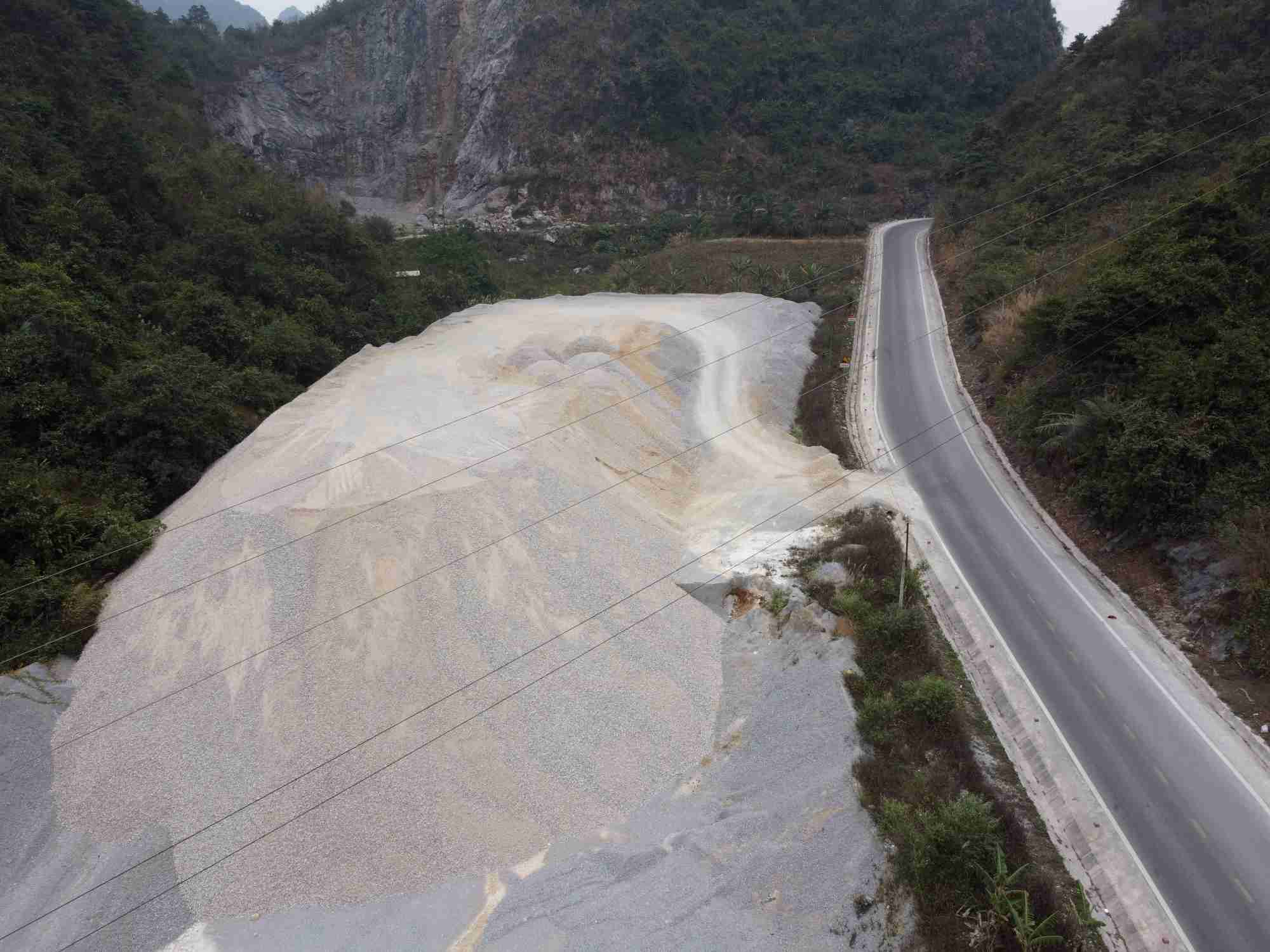 The stone storage area blocks the traffic safety corridor, located right at a bend out of sight. Photo: Tan Van