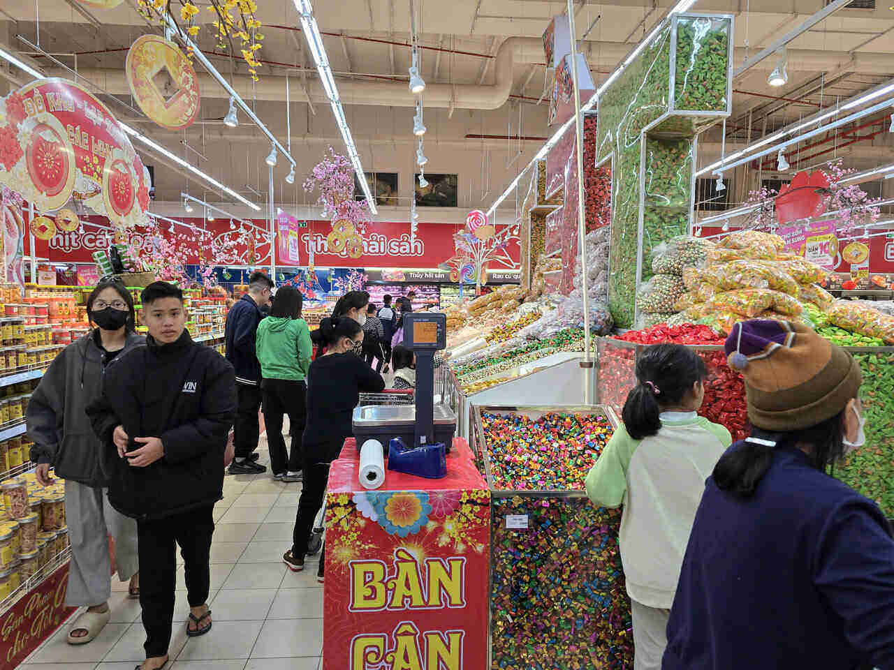 Abundant goods in a supermarket in Hai Duong. Photo: Mai Huong