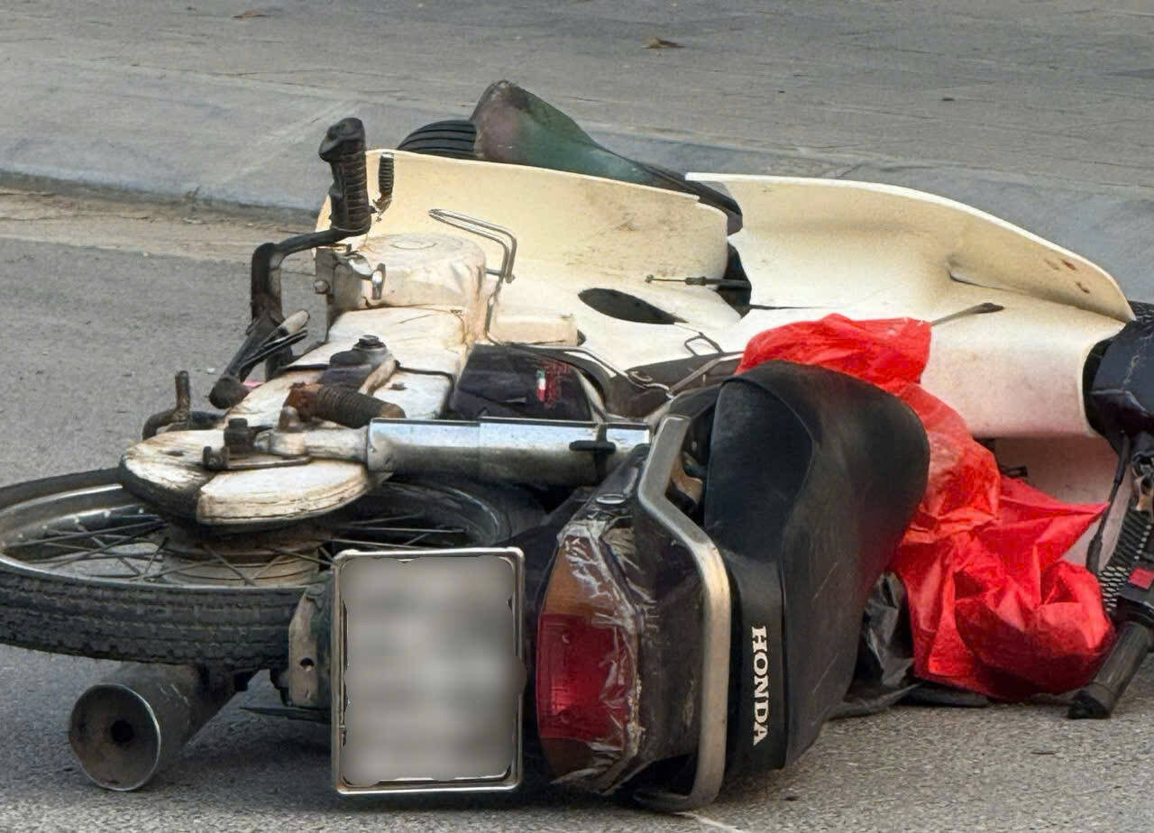 The damaged motorbike after the accident. Photo: Nguyen Truong