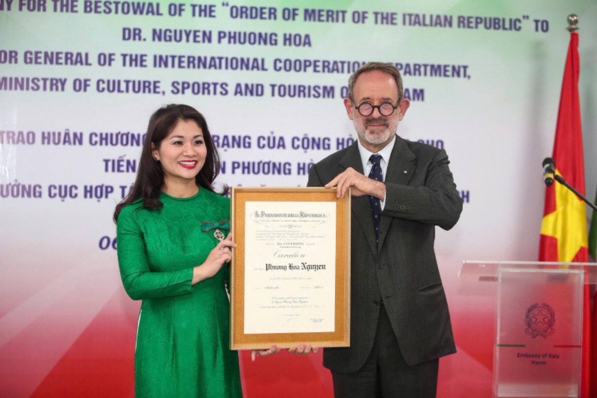 Director of the Department of International Cooperation, Ministry of Culture, Sports and Tourism received the Order of Merit of the Italian Republic. Photo: Minh Tien