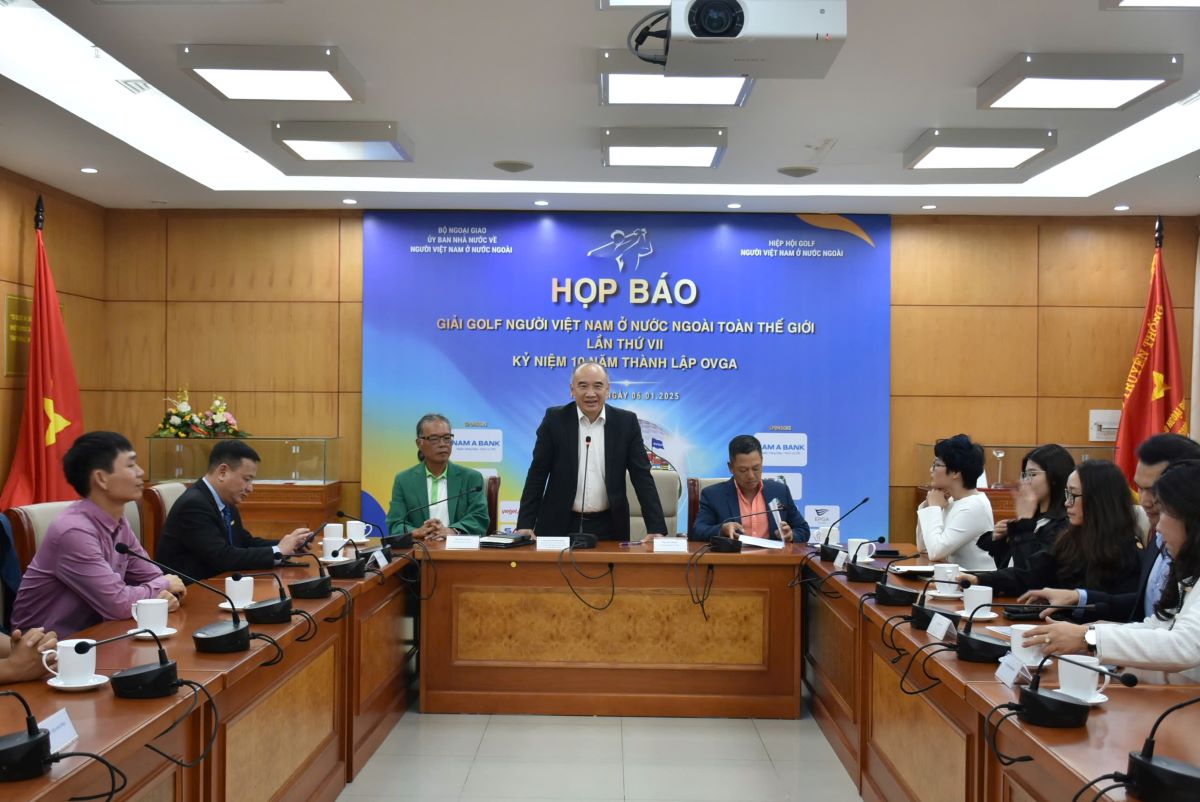 Mr. Nguyen Manh Dong speaks at the press conference about the Overseas Vietnamese Golf Tournament, January 6, 2025. Photo: State Committee for Overseas Vietnamese