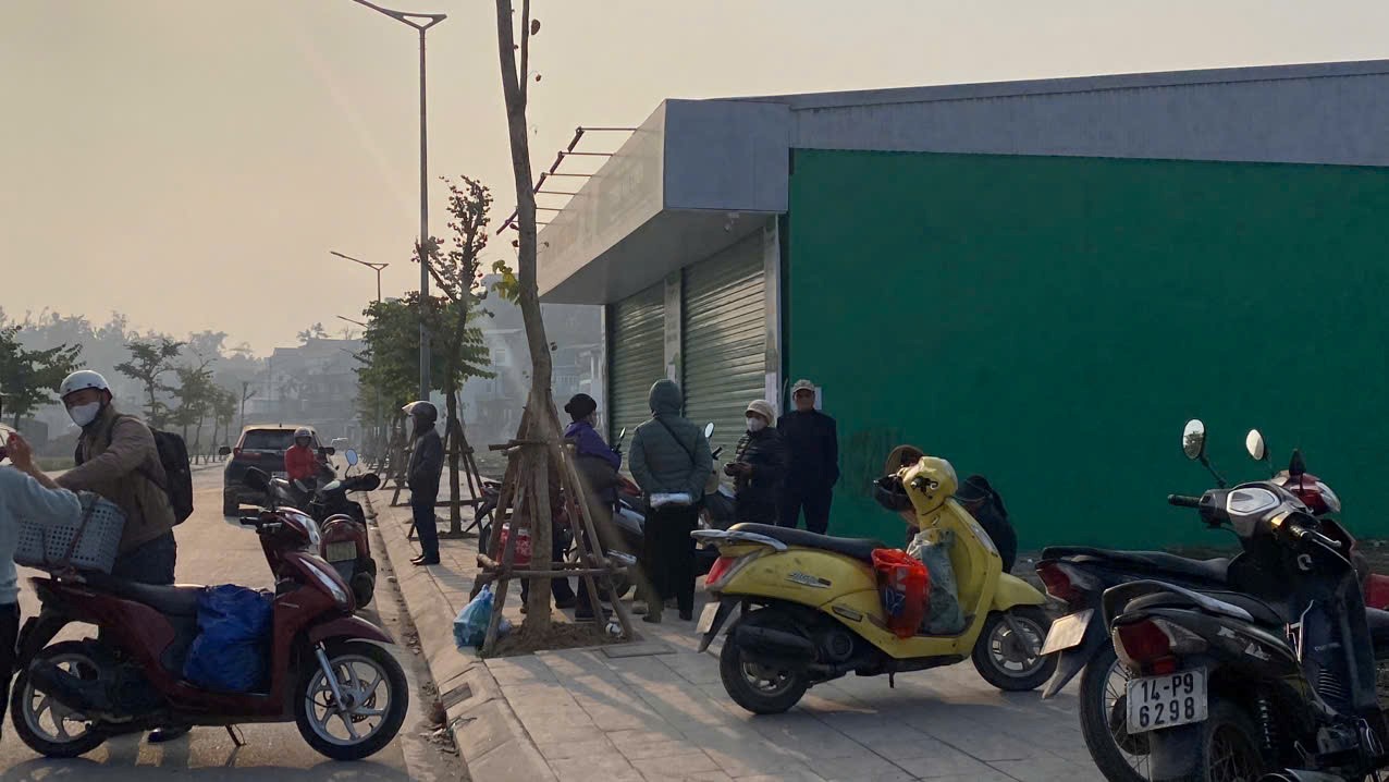 Many customers arrived quite early at the Trieu Nuoc Cuoi store in Cao Thang ward, Ha Long city this morning (January 7). Photo: Nguyen Hung
