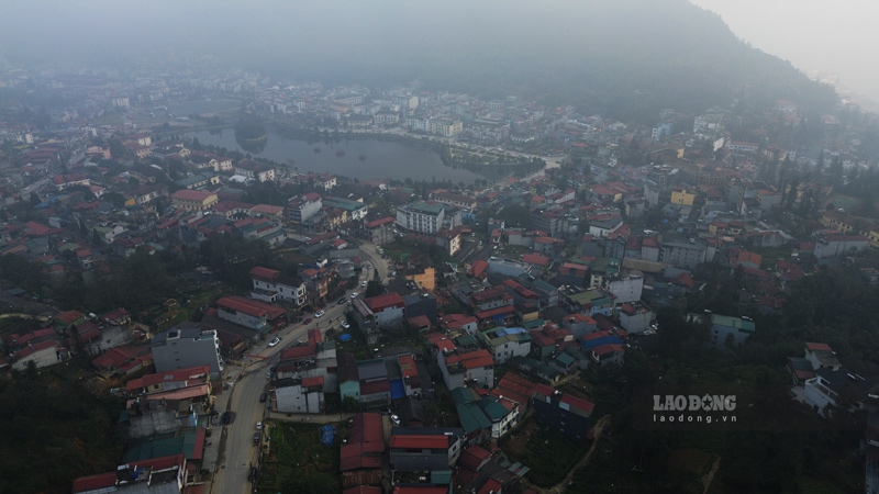 1 góc của thị xã du lịch Sa Pa chìm trong sương khói buổi chiều nhìn từ trung tâm hành chính mới. Ảnh: Đinh Đại 