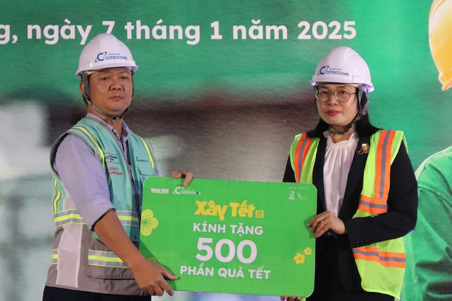 Ms. Phan Thi Thuy Linh, President of Da Nang City Labor Federation at the program Building Tet 2025. Photo: Nguyen Linh