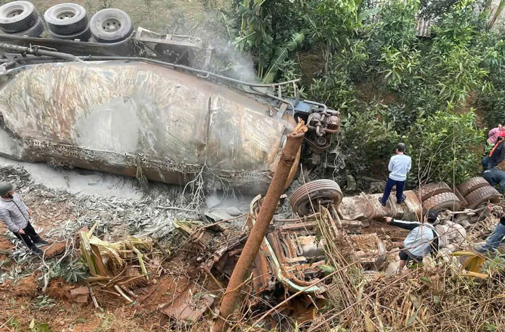 Scene of a tractor-trailer plunging into a deep ravine. Photo: Provided by local residents
