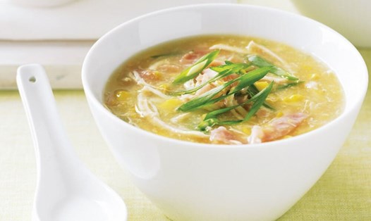 Súp gà ngô là lựa chọn tối ưu để giải quyết thịt gà luộc còn dư trong dịp Tết. Ảnh: Quốc Chung