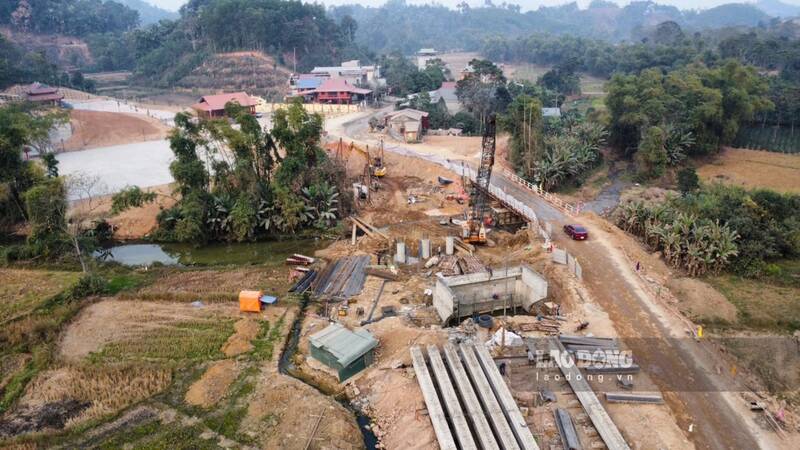 A series of rigid bridges on the route connecting to the Special National Monument. Photo: Lam Thanh