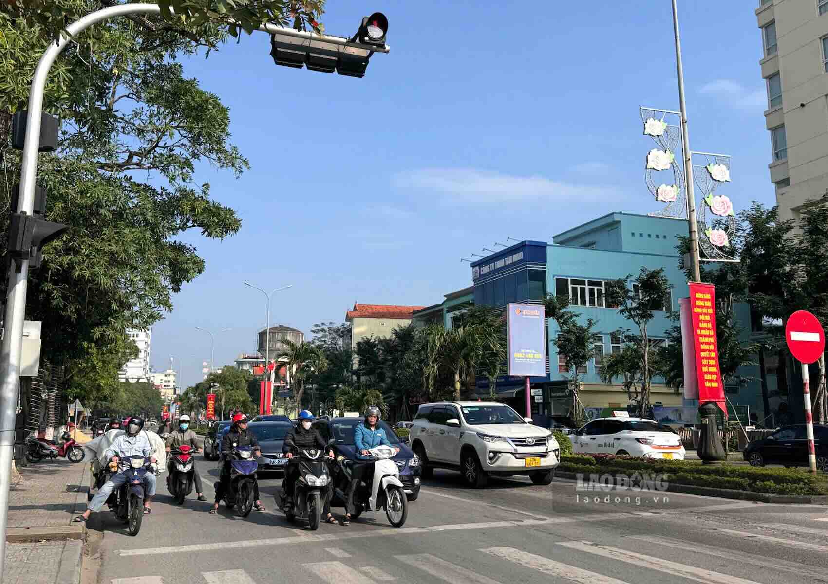 People in Quang Binh province are more cautious when traveling, especially when stopping at traffic lights. Photo: Cong Sang