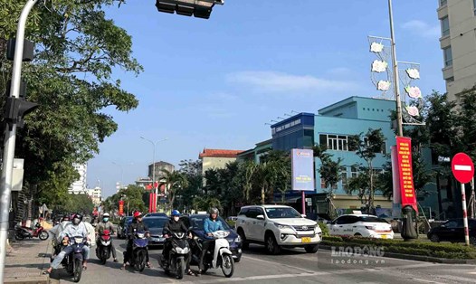 Người dân tại tỉnh Quảng Bình thận trọng hơn trong quá trình di chuyển, đặc biệt khi dừng chờ tại đèn tín hiệu. Ảnh: Công Sáng