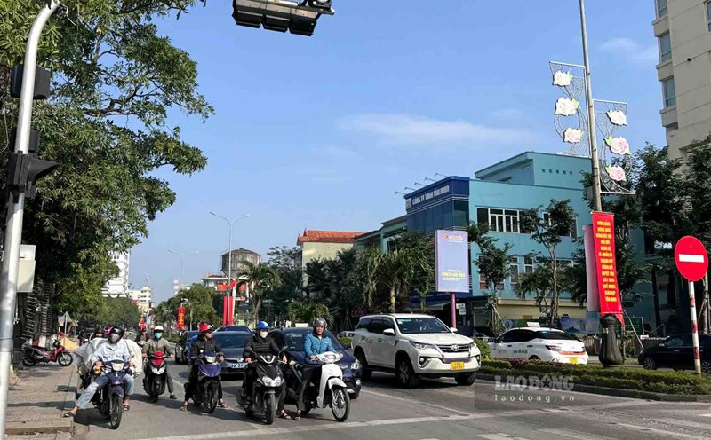 People in Quang Binh province are more cautious when traveling, especially when stopping at traffic lights. Photo: Cong Sang