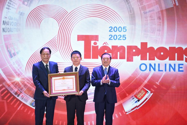 Tien Phong e-newspaper received a Certificate of Merit from the Prime Minister. Photo: Nhu Y.