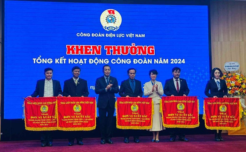 Leaders of EVN Group and the Vietnam General Confederation of Labor awarded the Excellent Emulation Flag of the Vietnam General Confederation of Labor to collectives with achievements in Trade Union activities, including good care and protection of the legal and legitimate rights of workers. Photo: Kieu Vu