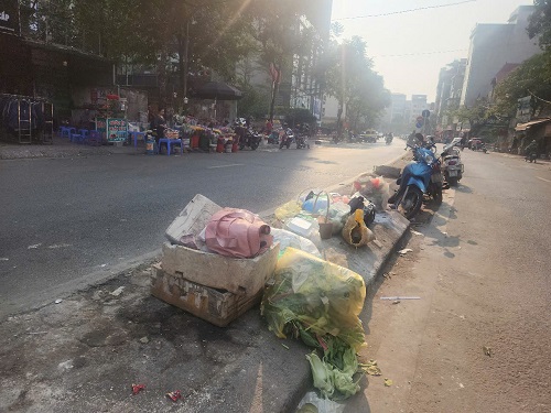 Rác thải tại phố Trần Bình, quận Cầu Giấy, TP Hà Nội. Ảnh: Minh Hạnh