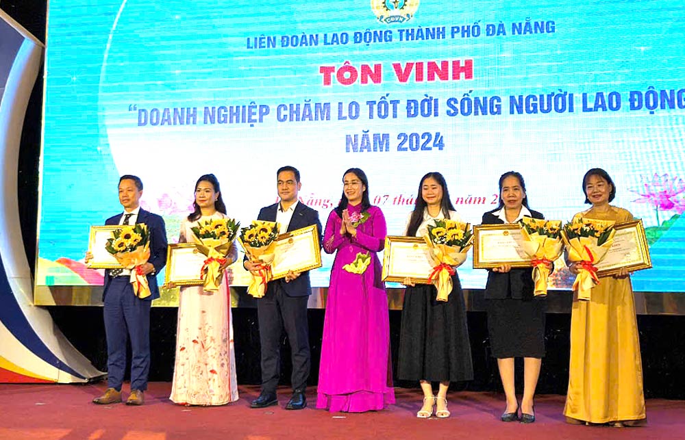Da Nang City Labor Federation honors "Enterprises that take good care of workers' lives". Photo: Tuong Minh