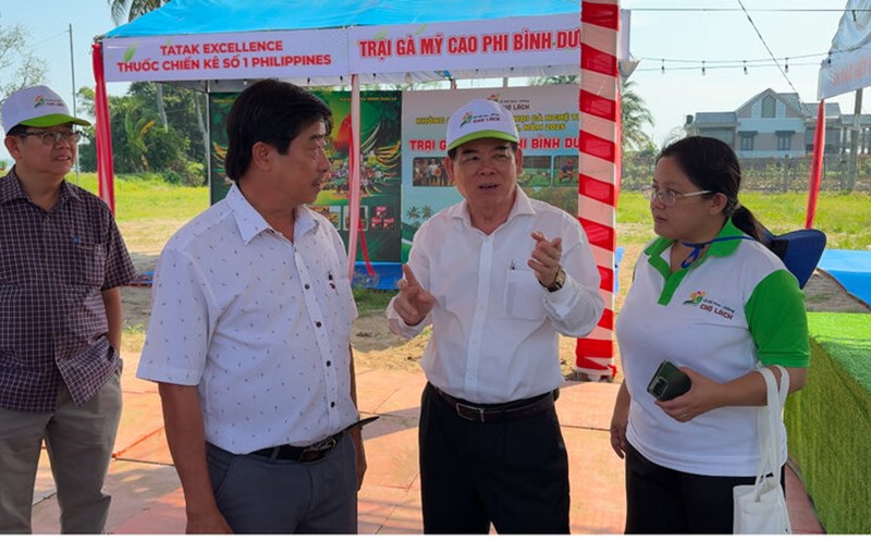 The provincial chairman requested to arrange a suitable check-in area. Photo: Hoang Loc