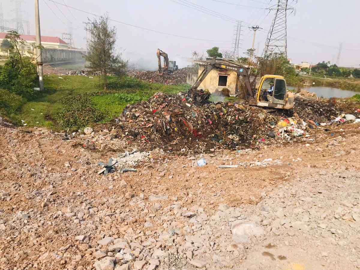 The open-air landfill in Cat Thanh town is being treated and cleaned up after being reported by Lao Dong Newspaper. Photo: Provided by local residents