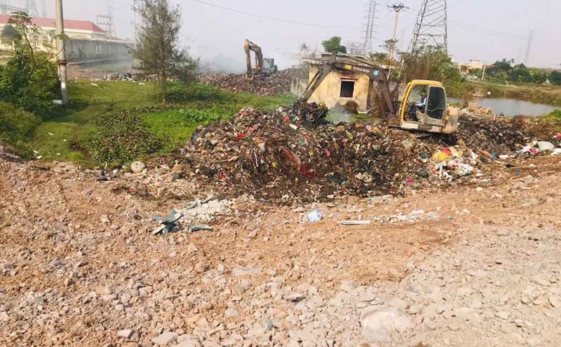 The open-air landfill in Cat Thanh town is being treated and cleaned up after being reported by Lao Dong Newspaper. Photo: Provided by local residents