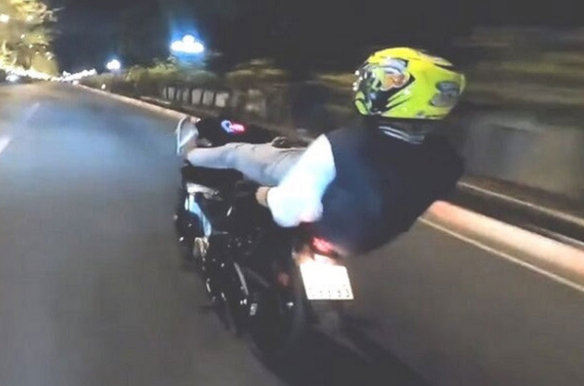 Các lỗi lái xe bằng chân sẽ bị tịch thu phương tiện theo Nghị định 168/2024. Ảnh cắt từ clip