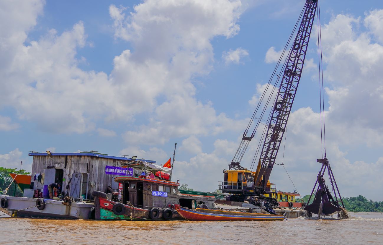 Sand mining for the expressway project through Soc Trang province. Photo: Phuong Anh