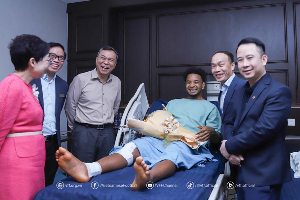 Nguyen Xuan Son's optimistic spirit when talking with VFF leaders. Photo: VFF