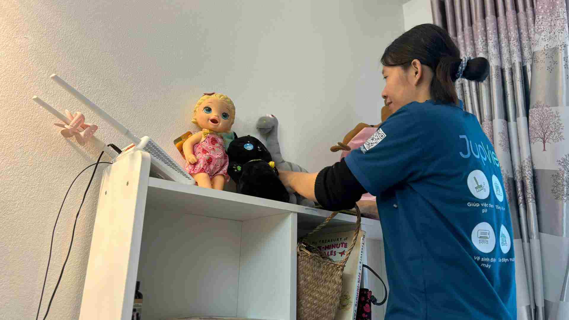 House cleaning service attracts customers before Tet. Photo: Huyen Trang