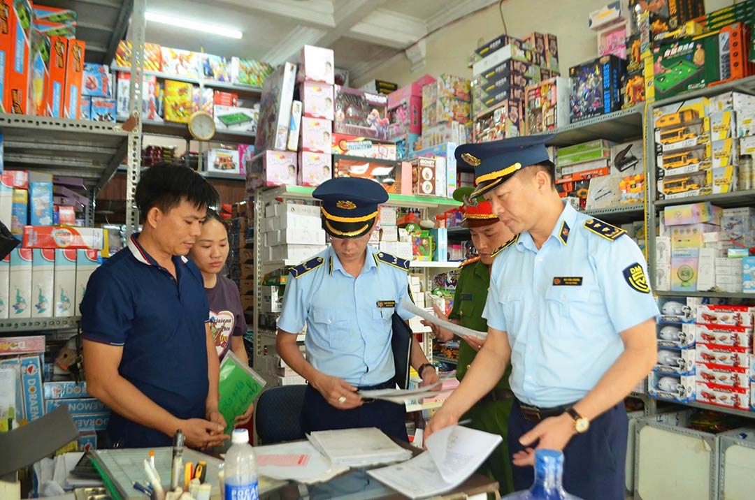 Nghe An Market Management Officers inspect and handle trade fraud. Photo: Hai Dang