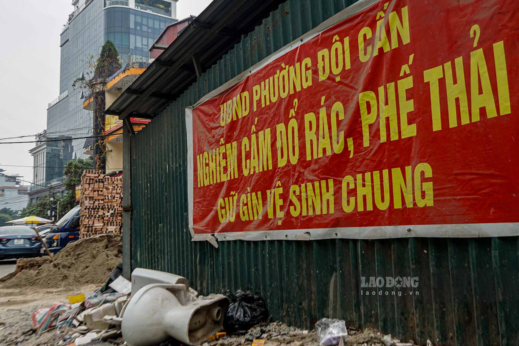 Authorities have put up warning signs, but people still litter in lane 36, Giang Van Minh Street (Ba Dinh District). Photo: TG