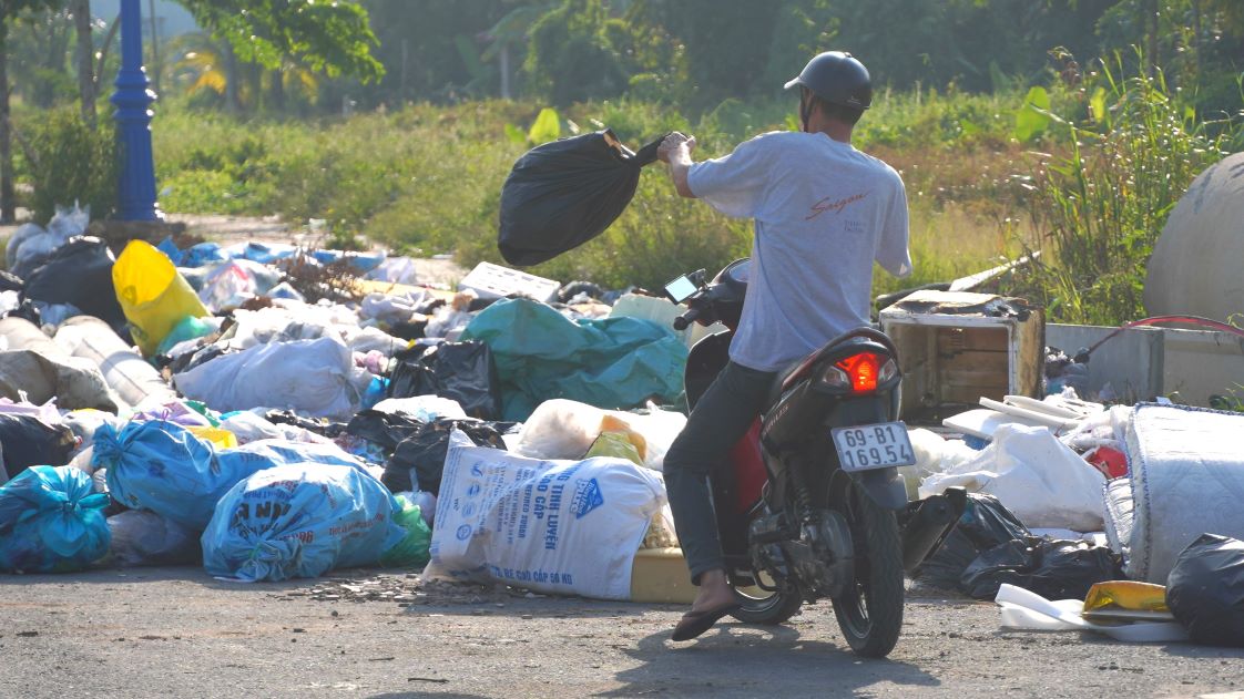 Bai rac hinh thanh, tu do nguoi dan cung “tien tay” vut ma khong cho vao thung rac hay de dung noi quy dinh.