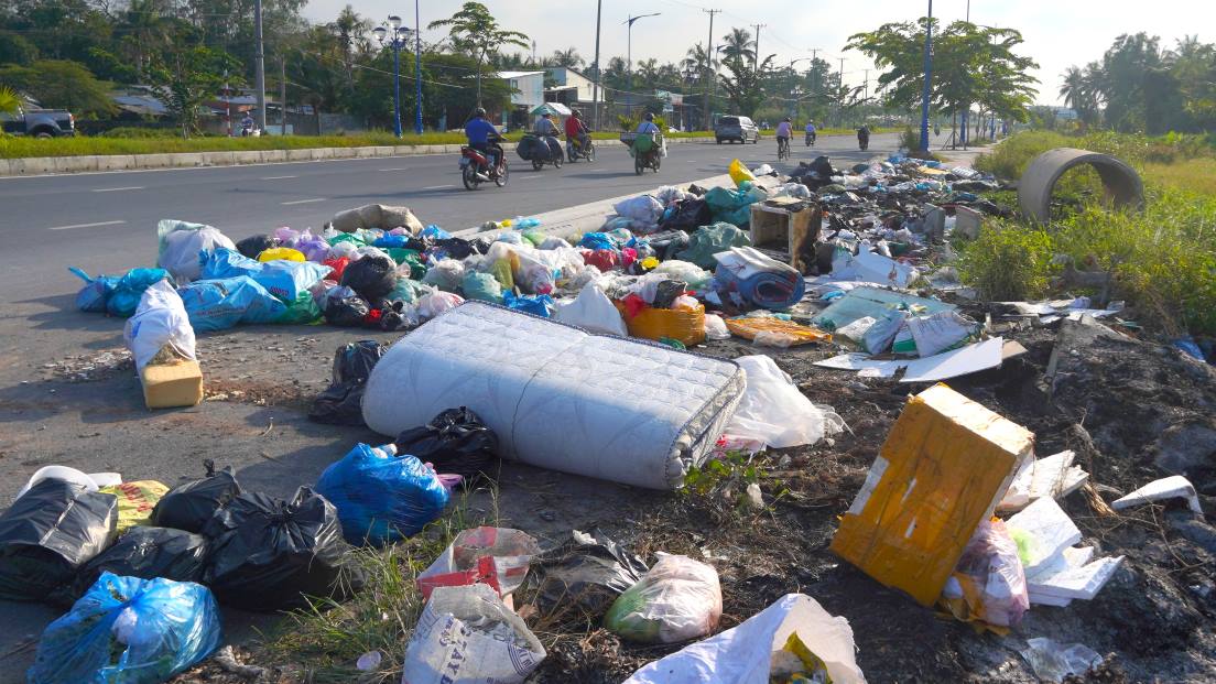 Ghi nhan cua phong vien Bao Lao Dong chieu ngay 6.1 tren duong noi Cach mang Thang 8 va duong tinh 918 voi tong muc dau tu hon 500 ti dong, thuoc quan Binh Thuy, TP Can Tho - noi day co rat nhieu loai rac duoc vut lan lon voi nhau va tap ket thanh nhieu diem.