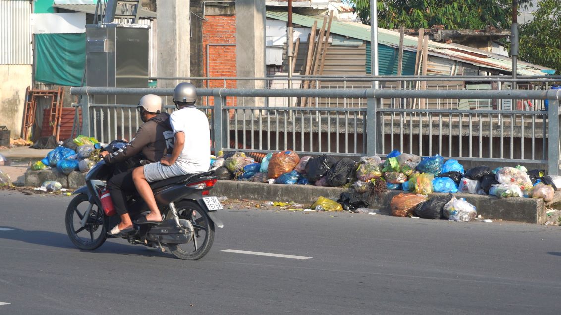 La nguoi dan sinh song tai quan Binh Thuy, ong Nguyen Van Nam (nhan vat xin doi ten) chia se, viec nhieu bai rac tap ket ngay tuyen duong cua ngo ra vao cua TP Can Tho gay mat my quan do thi. Hon nua, tuyen duong nay co luu luong xe dong, do do, viec cac phuong tien chiem long duong tap ket rac, trung chuyen rac nhu vay rat de xay ra va cham giao thong.